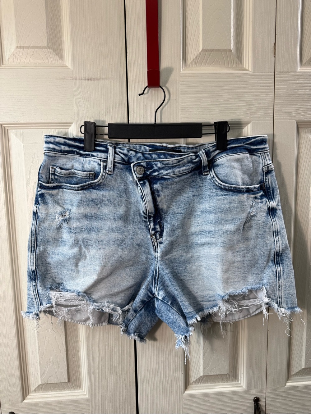 Flying Monkey Light Wash Mid Rise Criss Cross Button Denim Shorts Size 34